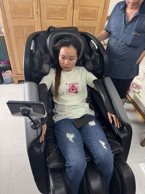 Ảnh thực tế của Phạm Khánh Ly, ảnh 1