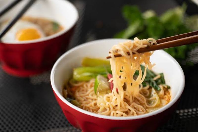 Thêm rau xanh vào bát mì để bổ sung chất xơ