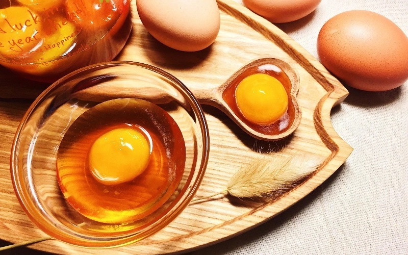 Không nên ăn trứng sống vì nguy cơ ngộ độc cao