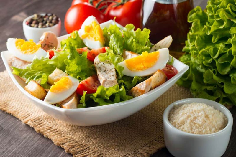 Kết hợp ăn trứng với rau xanh để gia tăng chất xơ