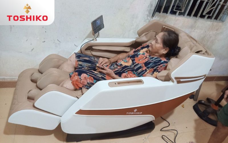 Khách hàng trải nghiệm thực tế sản phẩm ghế massage Toshiko