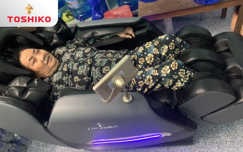 Toshiko giao ghế matxa và hướng dẫn khách hàng sử dụng tại nhà