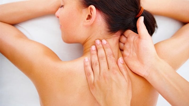 Xoa bóp nhẹ nhàng thay vì bẻ cổ
