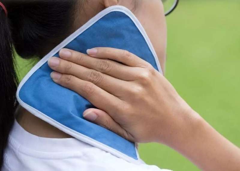 Chườm ấm hoặc chườm lạnh sẽ giúp xoa dịu đau mỏi nhanh mà không cần tác động vật lý