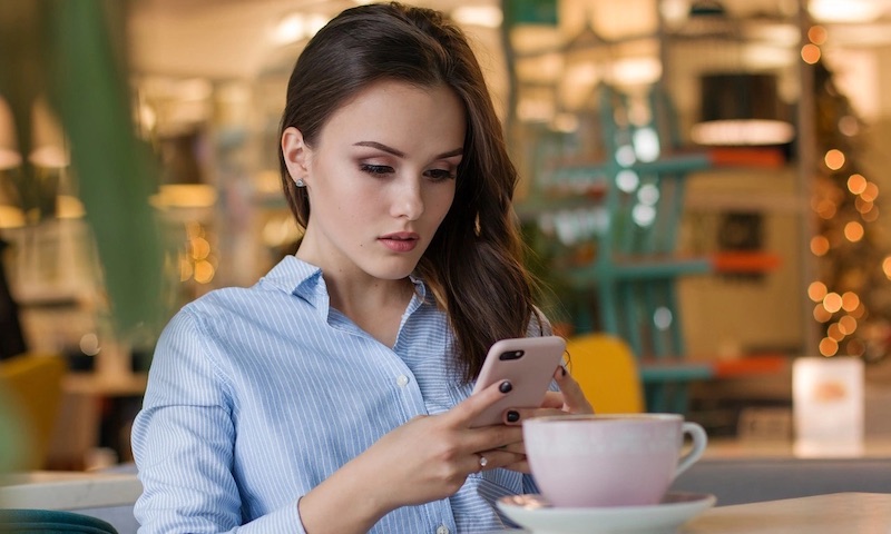 Không nên cúi gằm nghịch điện thoại quá lâu