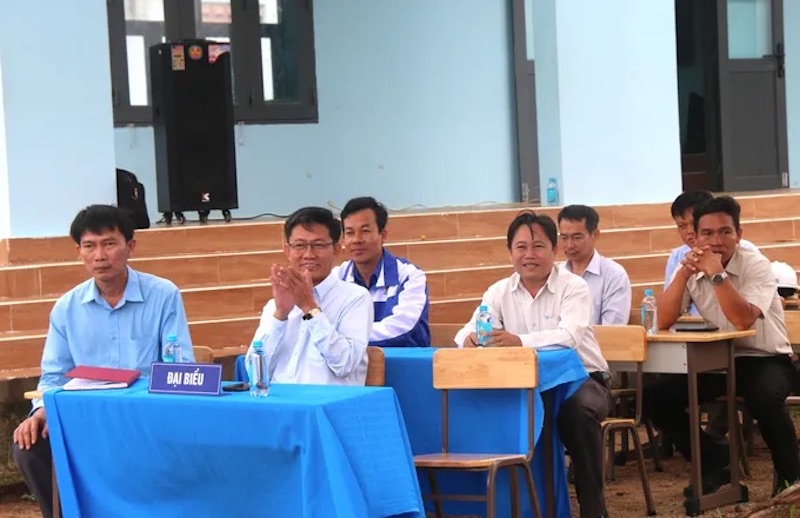 Ông Nguyễn Minh Phương, Bí thư Đảng ủy xã La Dạ, cùng lãnh đạo UBND xã La Dạ có mặt tại buổi lễ.