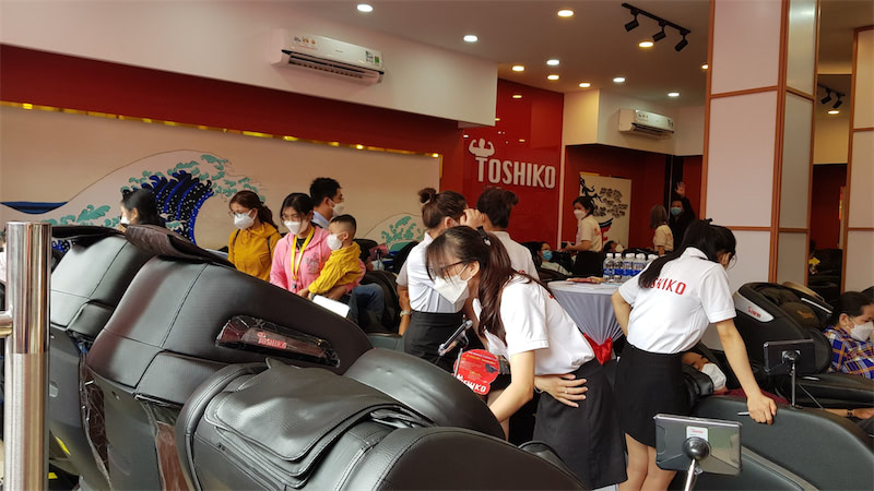 Khách hàng trải nghiệm ghế massage Toshiko