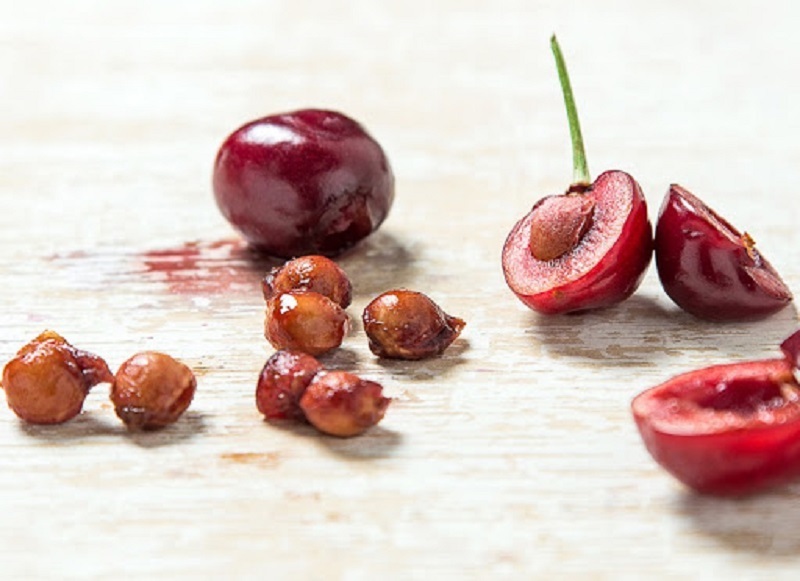 Loại bỏ hạt cherry khi ăn để phòng ngừa ngộ độc