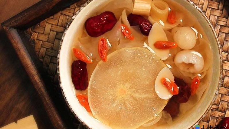 Món chè lê nấm tuyết giúp dưỡng nhan đẹp dáng
