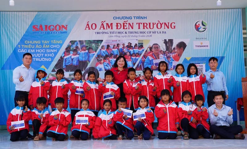Toshiko trao tặng đến các em học sinh khó khăn những phần quà ý nghĩa