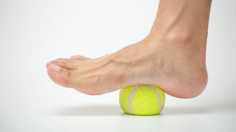 Tập luyện với bóng tennis giúp giảm bớt cơn đau gót chân