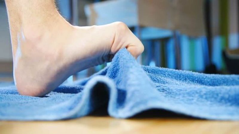 Bài tập chữa đau gót chân bằng cách sử dụng ngón chân nhặt khăn