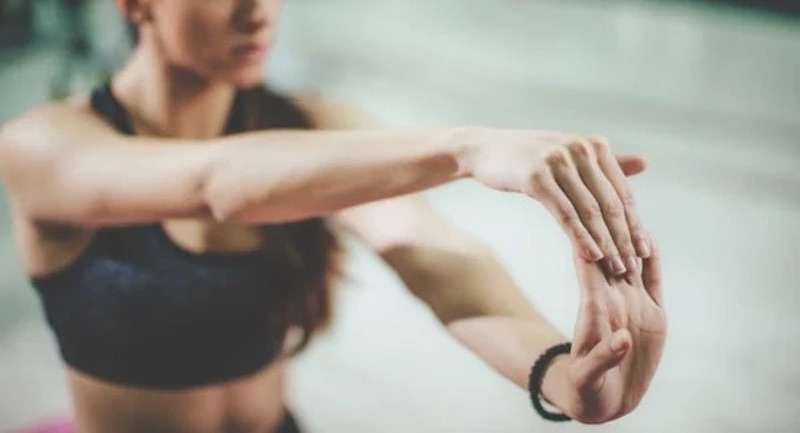 Kéo giãn cẳng tay giúp thúc đẩy cơ và tuần hoàn máu