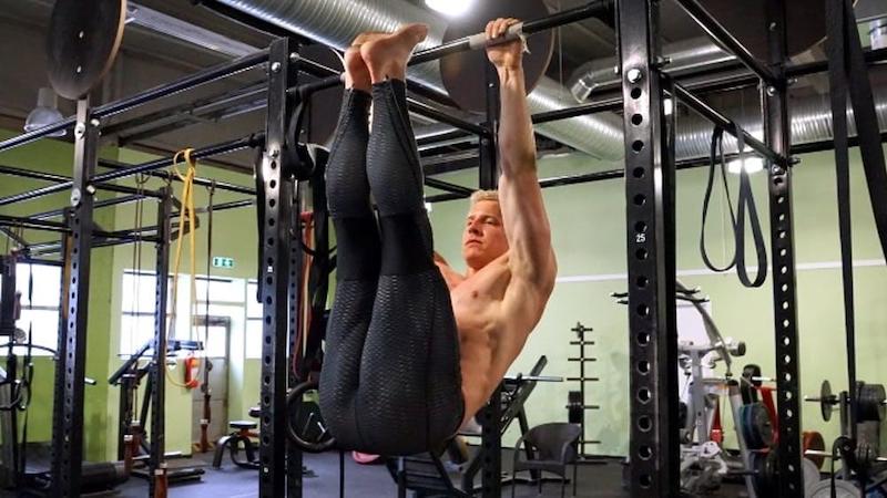 Dùng lực thân người đẩy chân chạm xà