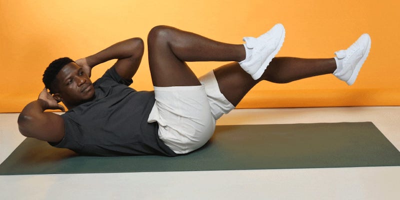 Bicycle Crunches tác động trực tiếp vào cơ liên sườn thông qua các chuyển động xoay eo kết hợp gập bụng