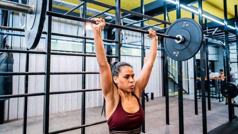Bài tập nâng tạ qua đầu