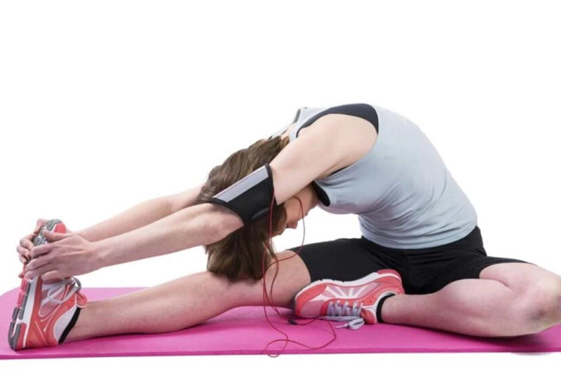 Kéo giãn cơ chân sau khi vận động đi lại liên tục