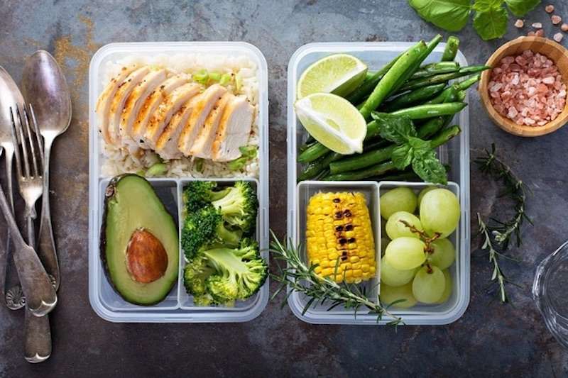 Bổ sung dinh dưỡng hợp lý và tránh ăn đồ chiên rán để tránh gây tăng cân và khiến bắp chân trở nên thô to hơn