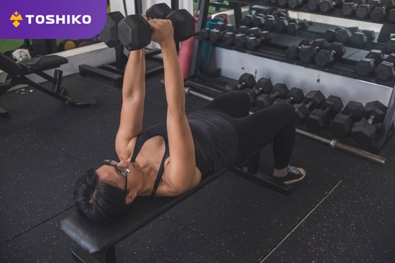 7 bài tập ngực với tạ đơn cho nữ với hiệu quả vượt trội