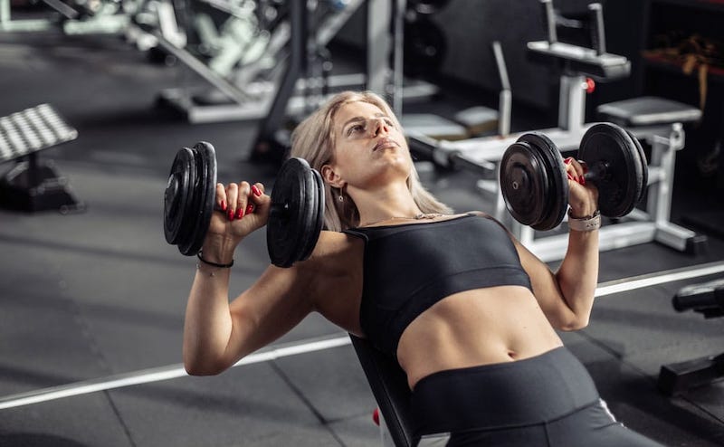 Incline Dumbbell Press giúp đường nét ngực trở nên rõ ràng hơn