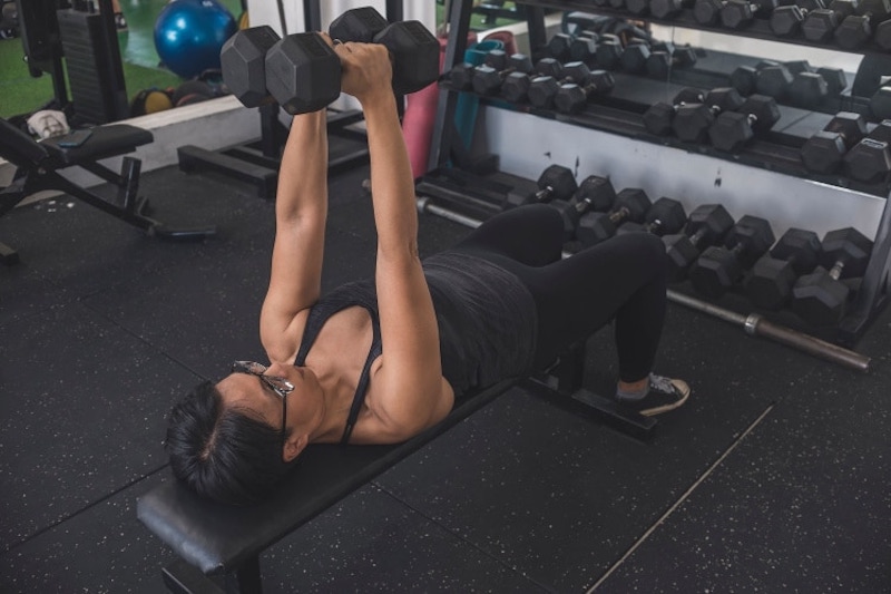 Dumbbell Hex Press làm sâu rãnh ngực