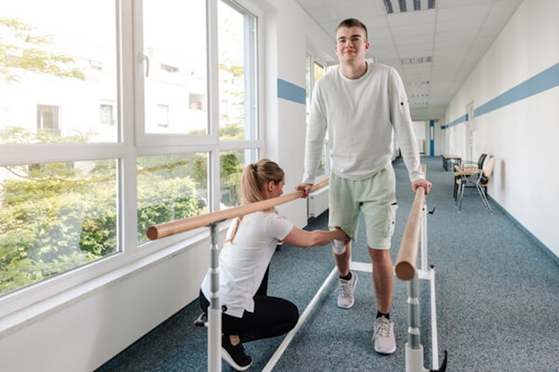 Vật lý trị liệu giúp khắc phục chứng teo cơ chân