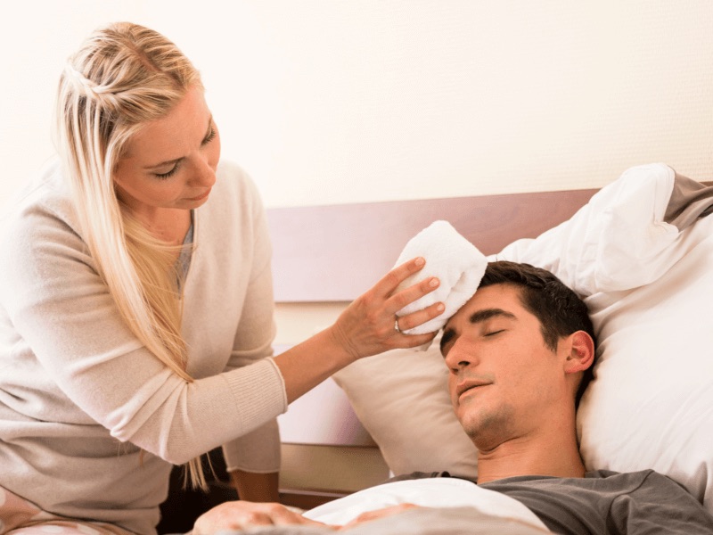 Khi bị sốt bạn nên nghỉ ngơi và điều trị hạ sốt
