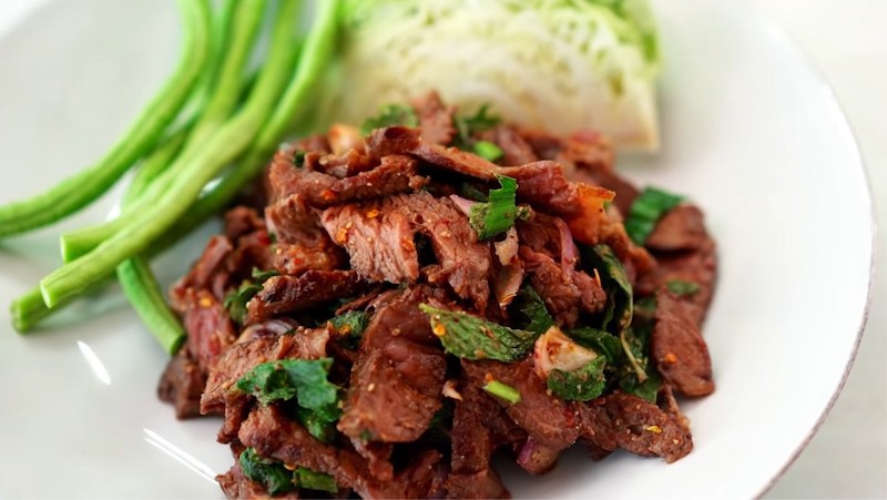 Bò nướng trộn rau