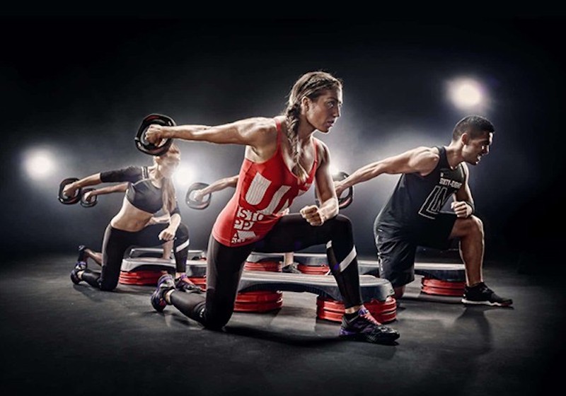 Body pump tập luyện trên nền nhạc sôi động