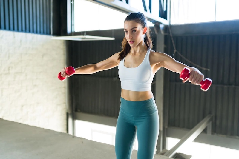 Dumbbell Lateral Raise giảm mỡ vai ngoài