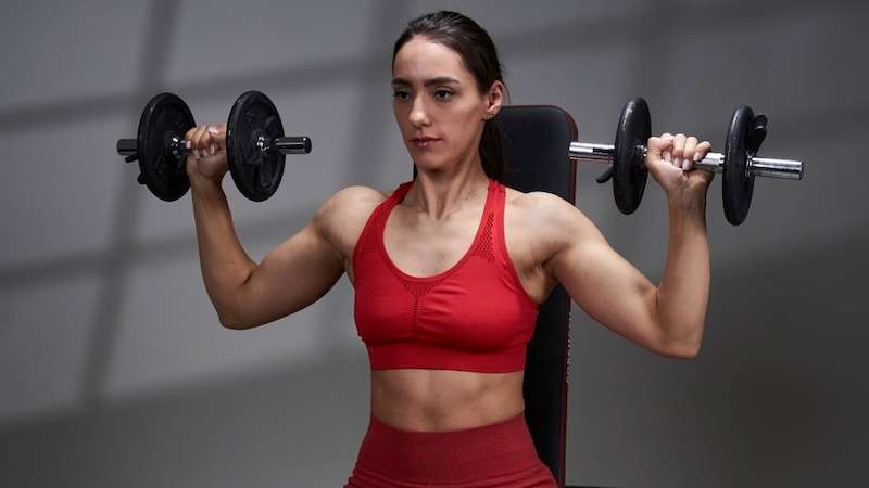Với các bài tập sử dụng tạ cần lưu ý chọn mức tạ phù hợp