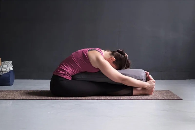 Ngồi gập về phía trước giúp giãn cơ lưng