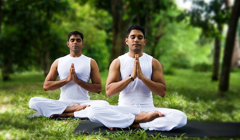 Ngồi thiền bán kiết già
