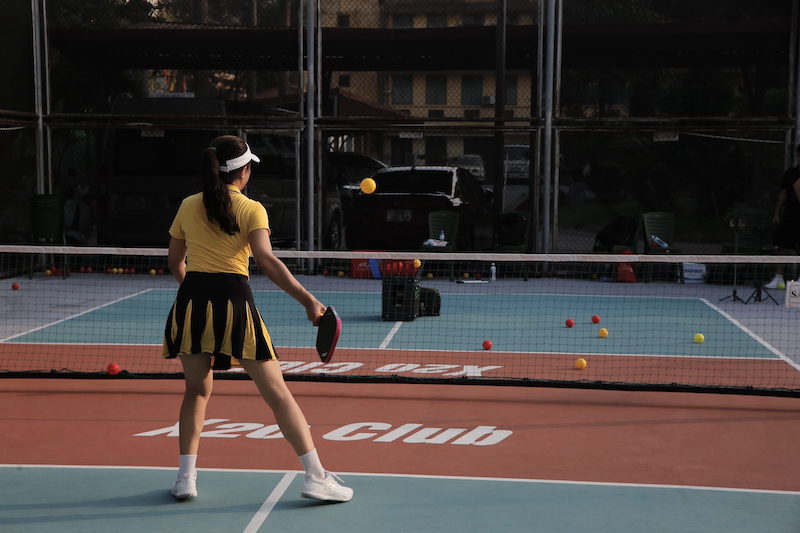 Tập luyện tennis một mình với máy bắn bóng