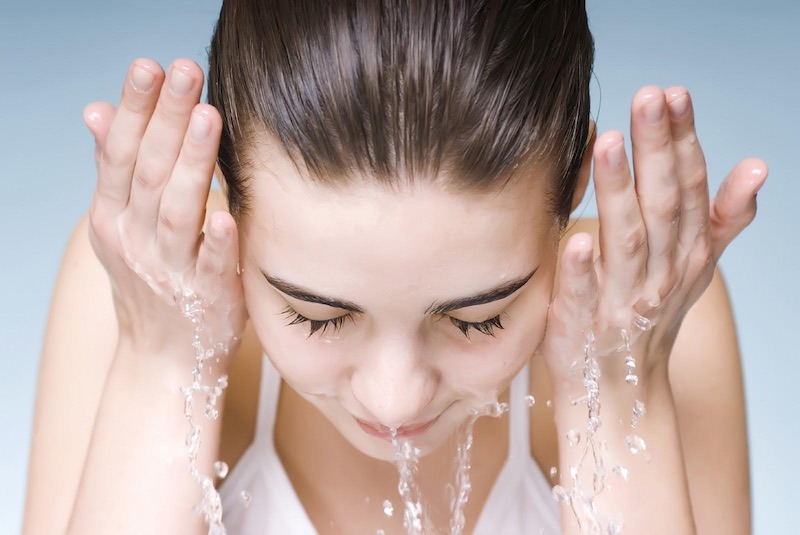 Rửa sạch mặt trước khi massage