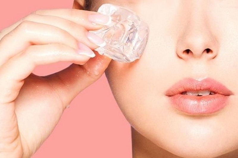 Massage mặt với đá lạnh