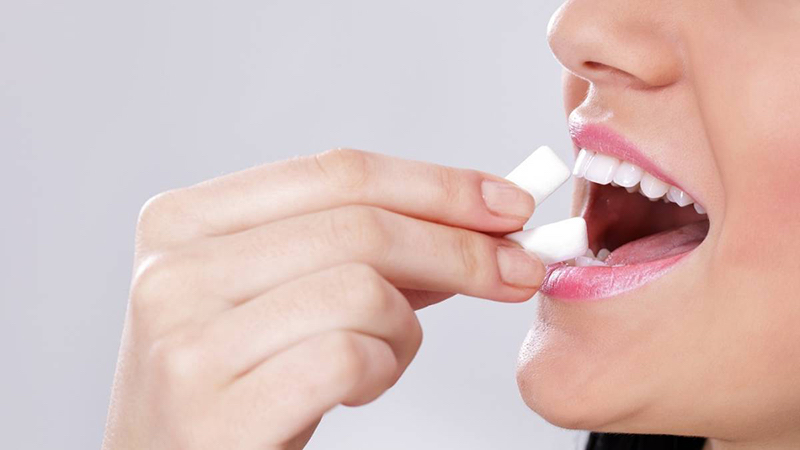 Giảm mỡ 2 má bằng cách nhai kẹo cao su