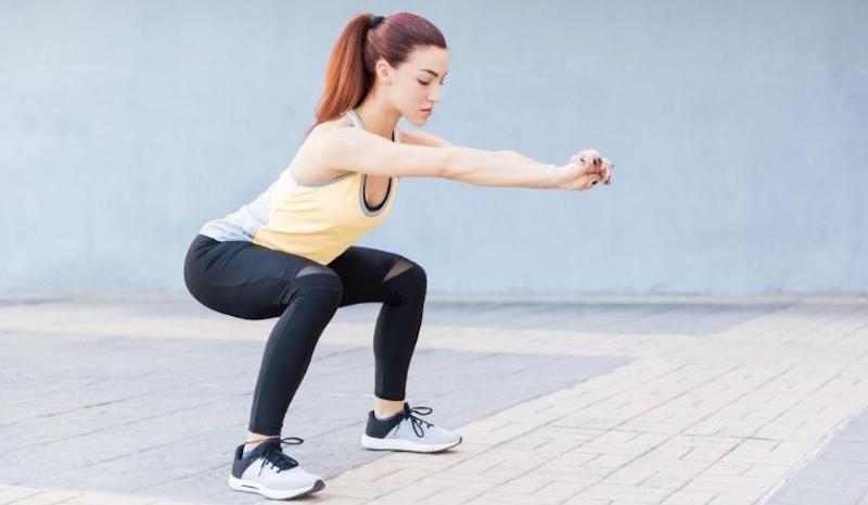 Hít sâu bằng mũi khi tập squat