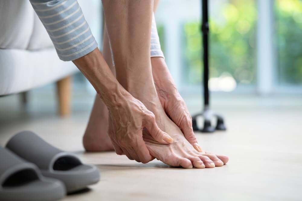 Không phân bổ trọng lượng đều khiến chân dễ bị đau nhức