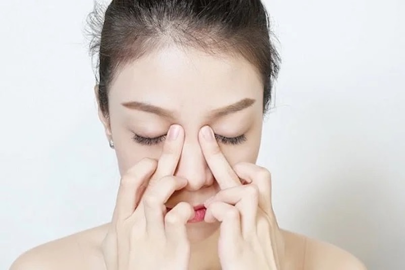 Bóp cánh mũi giúp làm thon gọn