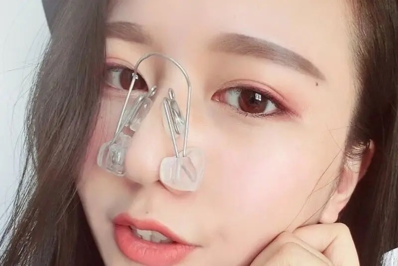 Sử dụng kẹp mũi để thu nhỏ cánh mũi