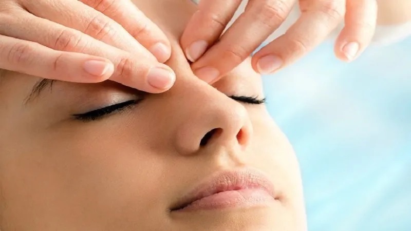 Massage từ huyệt Thái Dương di chuyển dần sang Ấn đường
