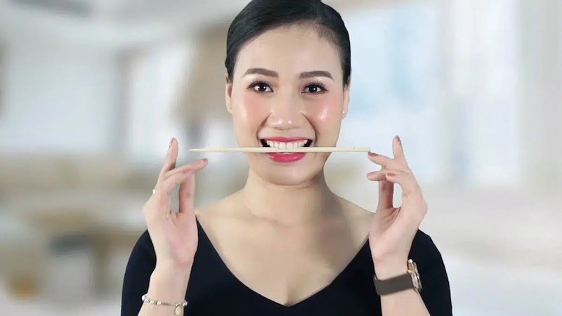 Ngậm đũa giúp tạo sự cân đối cho 2 bên mặt