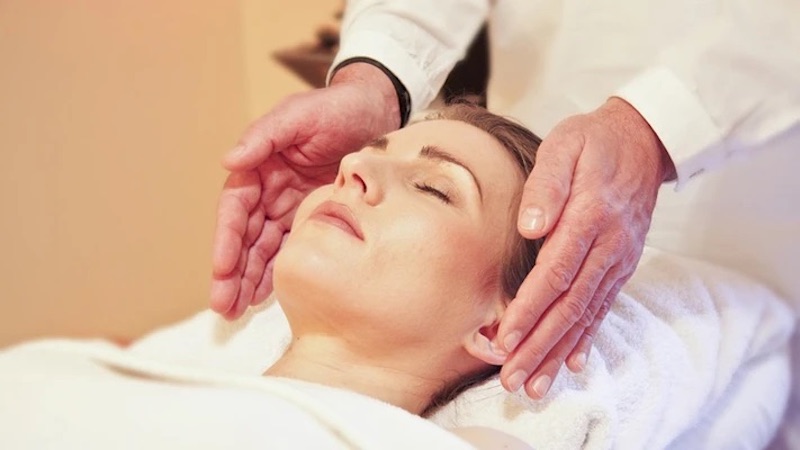Thực hiện các động tác miết nhẹ để căn chỉnh khuôn mặt