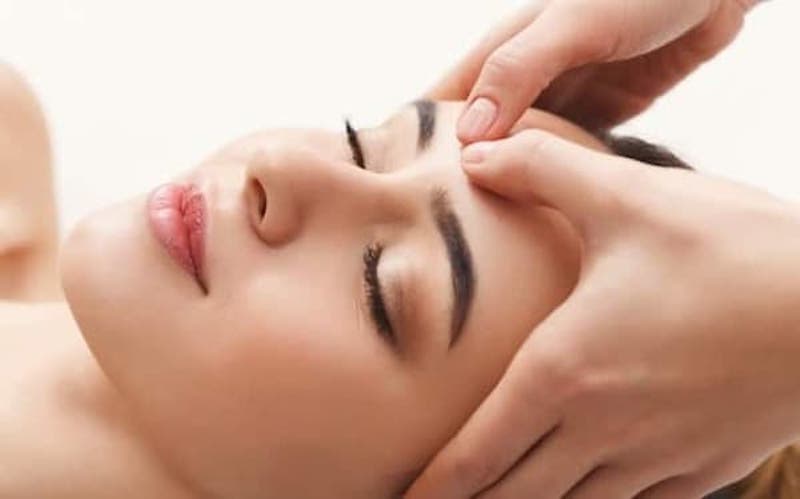 Massage trán để giảm nhăn và tăng sự hài hòa cho tổng thể gương mặt