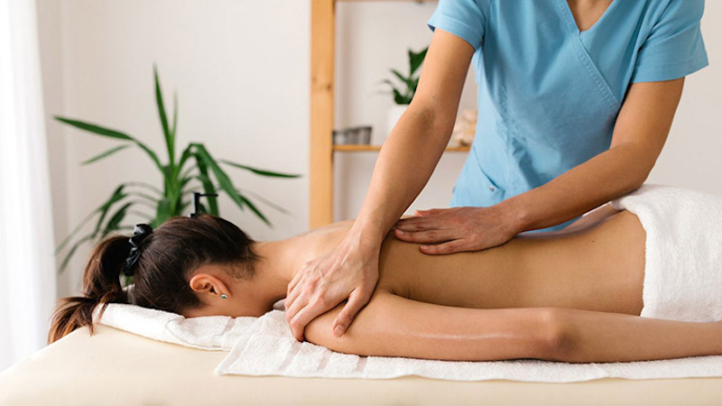 Áp dụng các kỹ thuật massage để thư giãn cơ