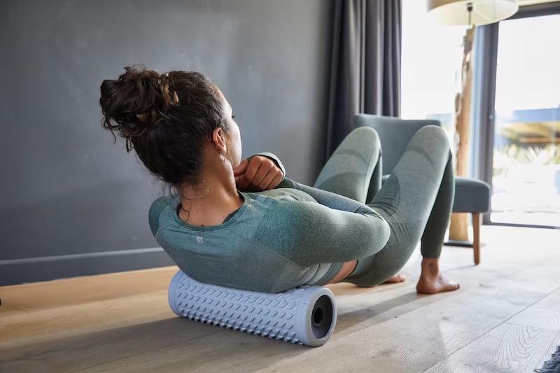 Massage lưng với ống lăn