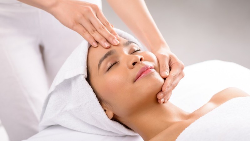 Massage mặt giúp trẻ hóa làn da