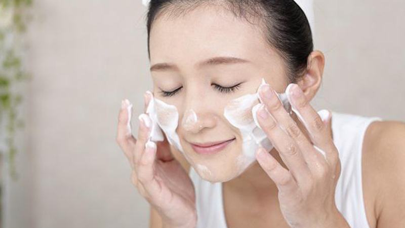 Làm sạch mặt trước khi massage