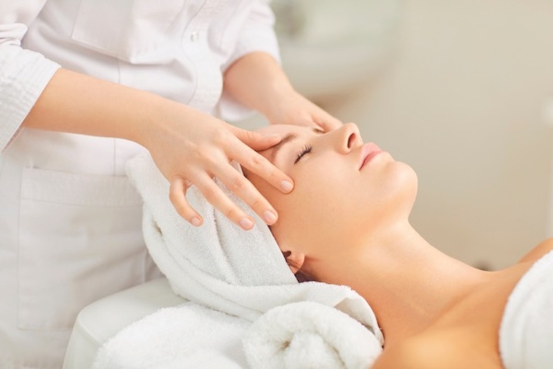 Miết nhẹ trán để giảm nếp nhăn